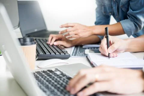 Asian team Outsource Developer Looking Screen Programming Code Working with L 스톡 사진