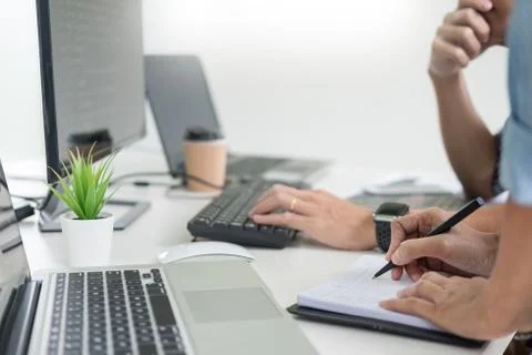 Asian team Outsource Developer Looking Screen Programming Code Working with L Foto stock