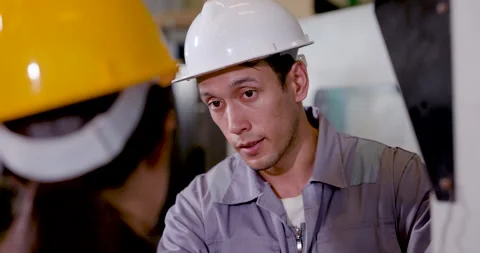 Asian technician explains machining status to woman engineer at close range, Stock Footage 342923700