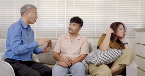Asian therapist explains medication use to adult couple during counseling Stock Footage 326285014