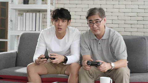 Asian two age generations men family old father embracing Vidéo 139694902