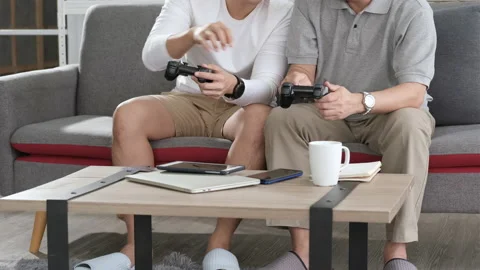 Asian two age generations men family old father embracing Vidéo 139697430