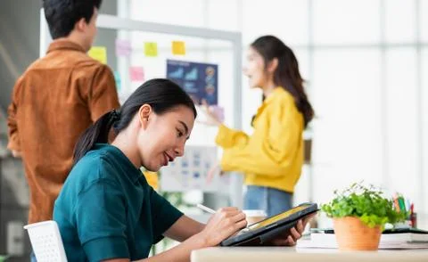 Asian ux developer and ui designer using tablet testing mobile app interface  Foto stock