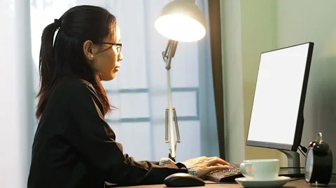 Asian woman typing on a desktop computer with a key green screen. Vidéo 54101650