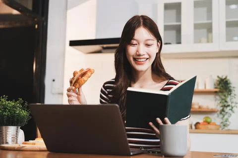 Asian woman using computer remote for business studying, watching online vi.. 库存照片