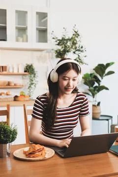 Asian woman using computer remote for business studying, watching online vi.. 库存照片