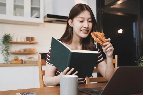 Asian woman using computer remote for business studying, watching online vi.. Stockfoto's