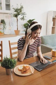 Asian woman using computer remote for business studying, watching online vi.. Stockfoto's