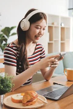 Asian woman using computer remote for business studying, watching online vi.. Stockfoto's