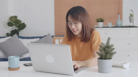 Asian Woman using laptop computer and browsing the internet Video stock 128189451