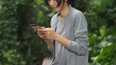 Asian woman using smartphone Vidéo 64229643