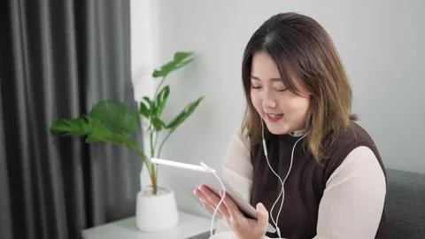Asian woman using tablet talking and discussion call video conference at home Vídeo Stock 157626622
