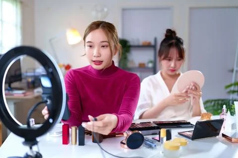 Asian Women Creating Makeup Tutorial for Beauty Vlogs with Ring Light and V.. Foto stock