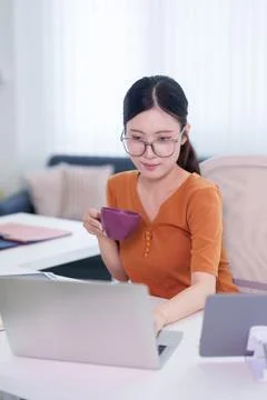 Asian women freelancer remote work from home office using laptop computer d.. 库存照片