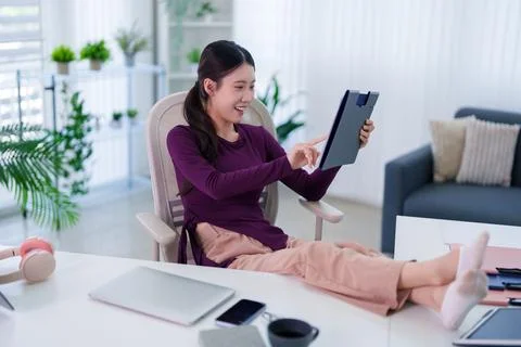 Asian women using tablet computer browsing internet shopping online relaxin.. 库存照片