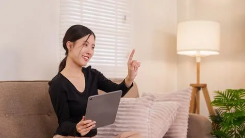 Asian women using tablet computer presenting idea gesture pointing finger s.. Foto stock