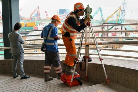 Asian workers in helmets doing engineering work Hong Kong Foto stock