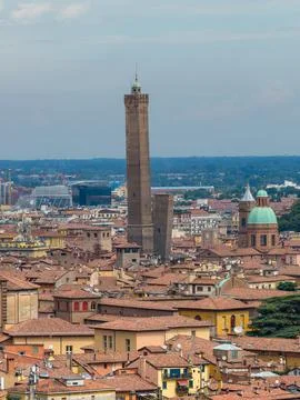 Asinelli Tower above medieval rooftops - Bologna, Italy Foto stock