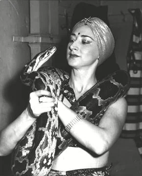 Asita Swiss Snake Charmer With A Python At The Empire Theatre Belfast. Box 0600  스톡 사진