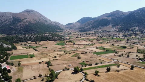 Askifou plateau, Chania agricultural patchwork farmland near Leuka Ori Vídeos de archivo 234851393