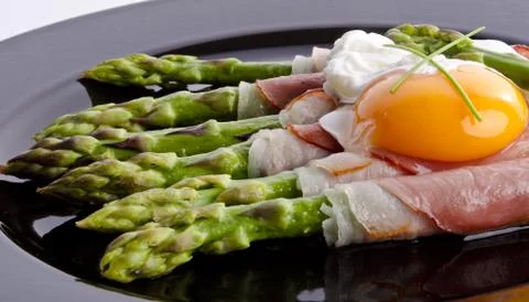 Asparagi with fried egg Stock Photos