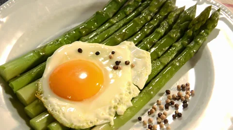 Asparagus bismarck style 库存影片 30933675