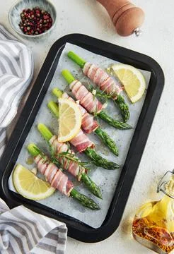 Asparagus with ham before baking Foto stock