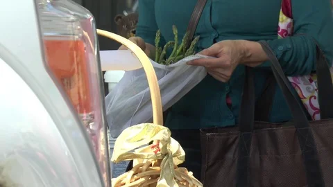Asparagus put into Bag 스톡 동영상 99314532
