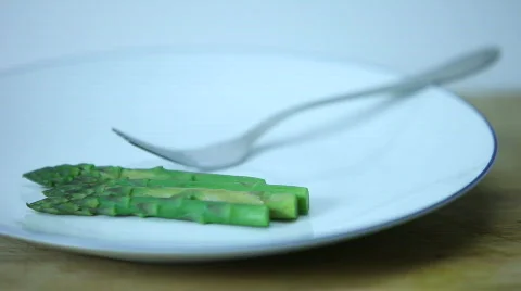 Asparagus spears on a plate 库存影片 560368