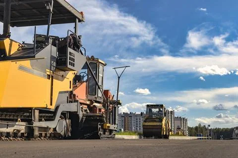 Asphalt laying equipment. Work on the device of a new road surface in a moder Stock-Fotos
