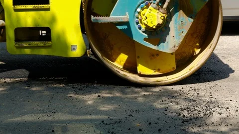 Asphalt paver passes through a hole in the road 스톡 동영상 87956151