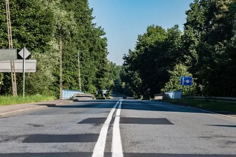 Asphalt road going through bridge over Odra river surrounded by barriers Foto stock