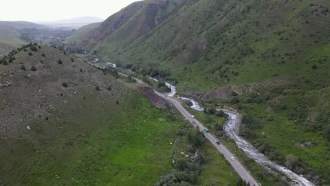 Asphalt road in high mountains Video stock 196882872