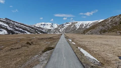 Asphalt road on a mountain Vidéo 267754710