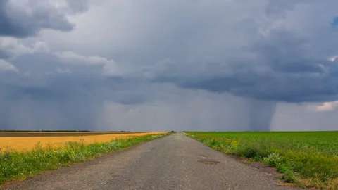Asphalt road under a dense clouds Stock-Footage 154049438