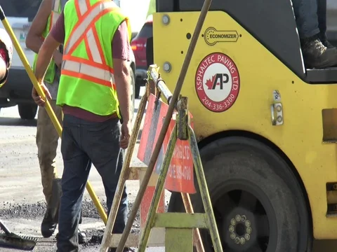 Asphalt Roller Close Up with Men shoveling in Background 스톡 동영상 80206981