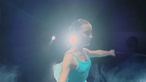 Aspiring ballerina spinning in third position Vidéo 171817559