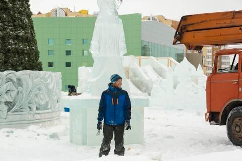 Assembler in overalls on the territory of the ice town Stock-Fotos