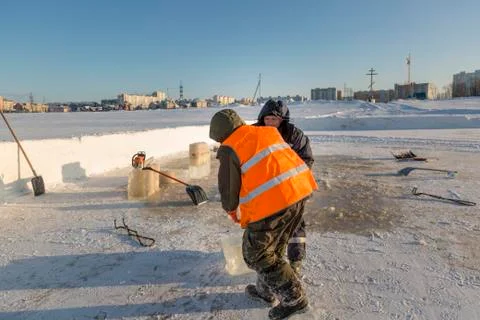 Assemblers are in the hands of the ice block 스톡 사진