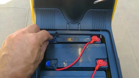 Assembling and connecting the battery to the electric bike 库存影片 201176688