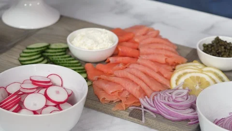 Assembling bagel brunch board with smoked salmon Vídeos de archivo 122266519