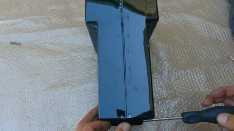 Assembling the battery to the electric bike 스톡 동영상 201177344