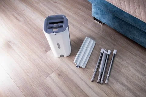 Assembling a bucket with a modern mop with a wringer for easy cleaning. Copy Foto stock