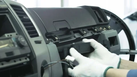The assembling of a car dashboard on the conveyor Vidéo 71163235