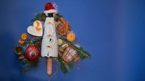 Assembling a Christmas tree from food. Creative christmas idea. Vertical video Vidéo 121576053