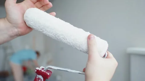 Assembling clean paint roller for wall painting Video stock 312227037