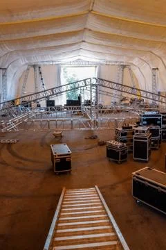 Assembling constructions for the concert scene from the layer Foto stock