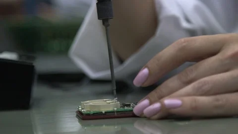Assembling electronic device 스톡 동영상 113187062