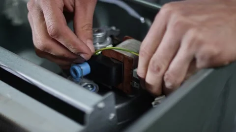 Assembling the electronic mechanical device on an assembly line 스톡 동영상 160488167
