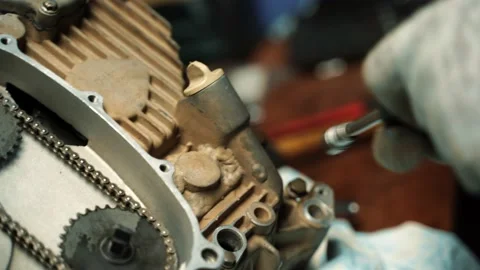 Assembling the engine for the ATV, screwing the bolts into the motor Vidéo 160490943